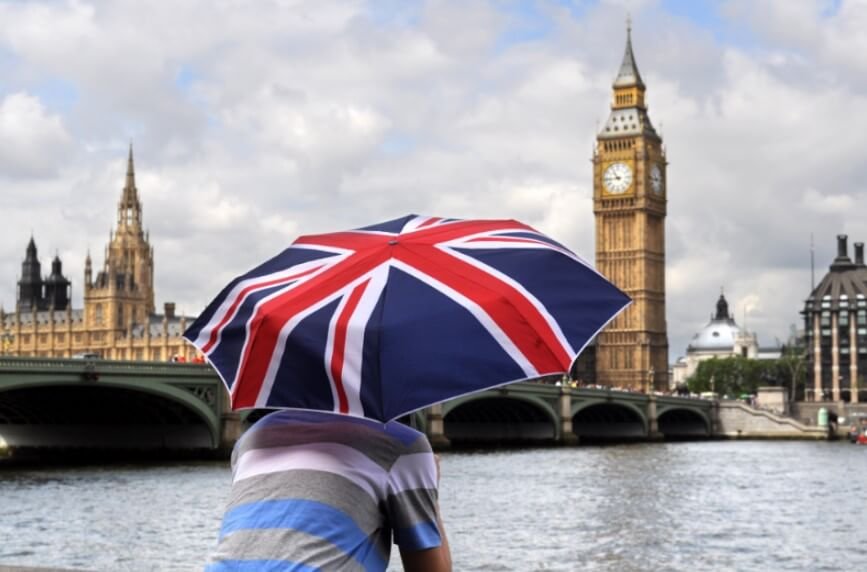 ტურისტი ბრიტანეთის ვიზით გაემგზავრა და სურათს იღებს ლონდონში ქოლგით ხელში