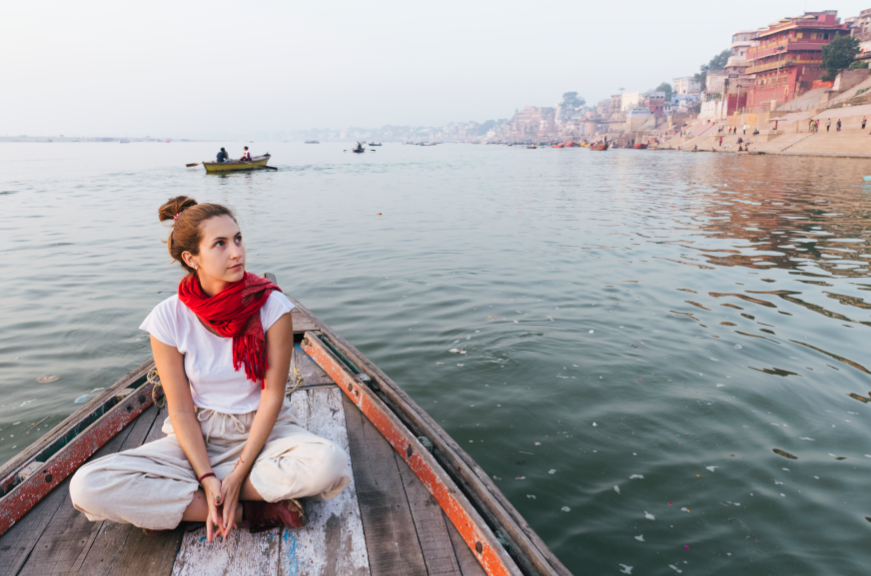 ინდოეთში ჩასული ტურისტი სეირნობს ნავით