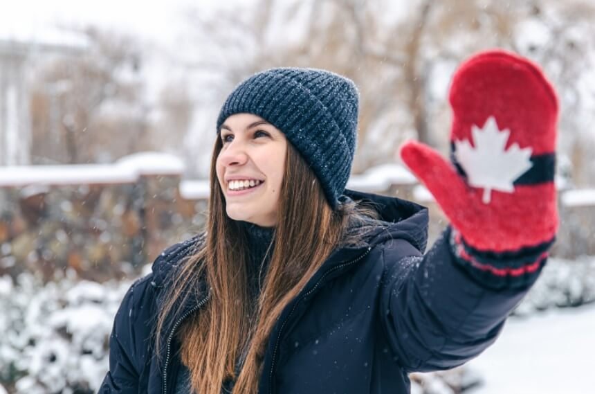 გოგონას უკეთია ხელთათმანი კანადის ფოთლის ლოგოთი
